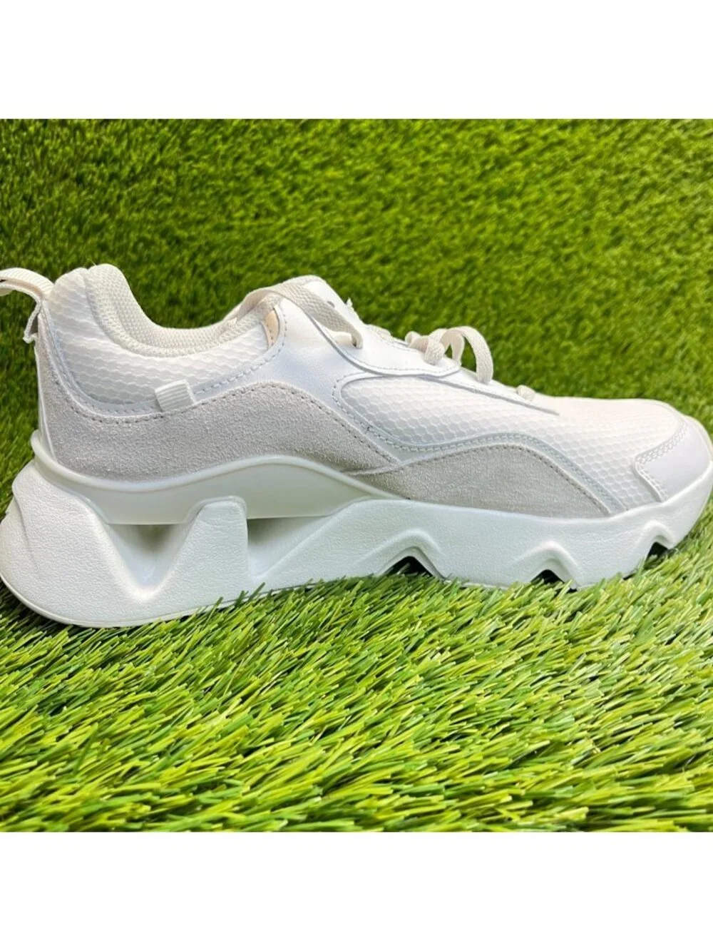 Nike Ryz 365 2 Womens Size 9 White Metallic Gold Athletic Running Shoes Sneakers